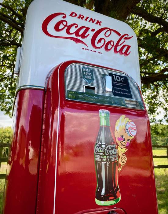 #V55: Vendo 44 Coca-Cola vending Machine 1957 - Front close up