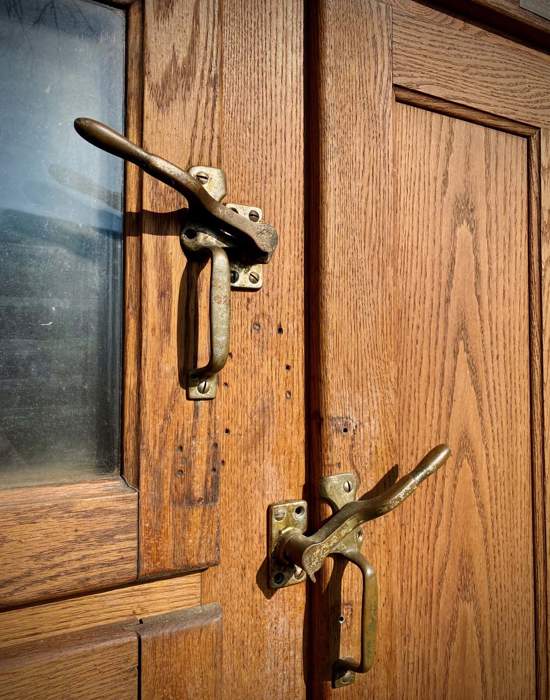 #USA07: Oak Door Mc'Cray - Handles close up
